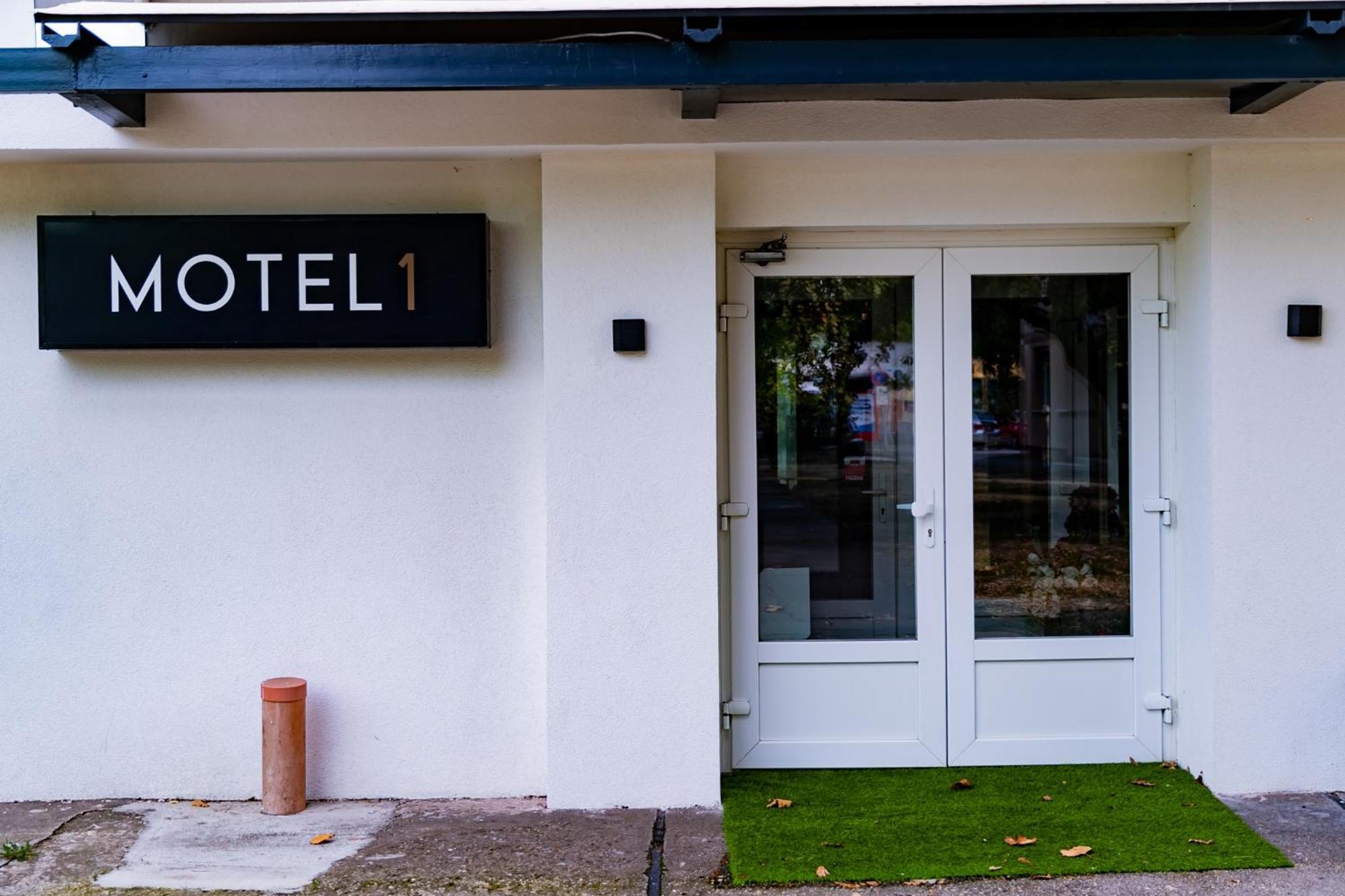 Motel1- A Megfizetheto Luxus! Dunaujvaros Ngoại thất bức ảnh