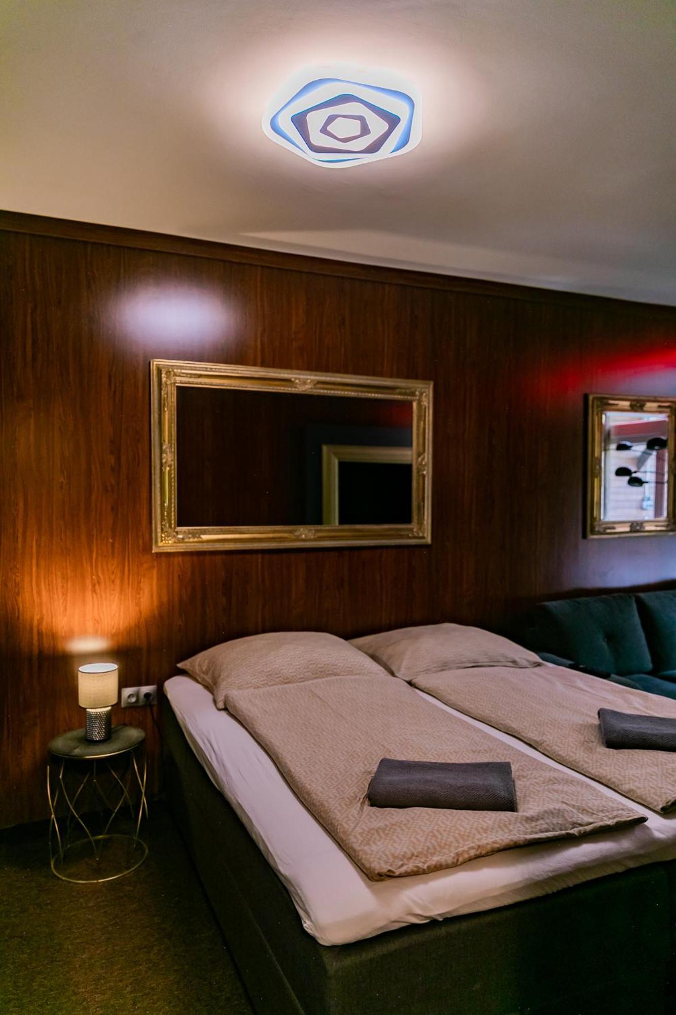 Motel1- A Megfizetheto Luxus! Dunaujvaros Ngoại thất bức ảnh