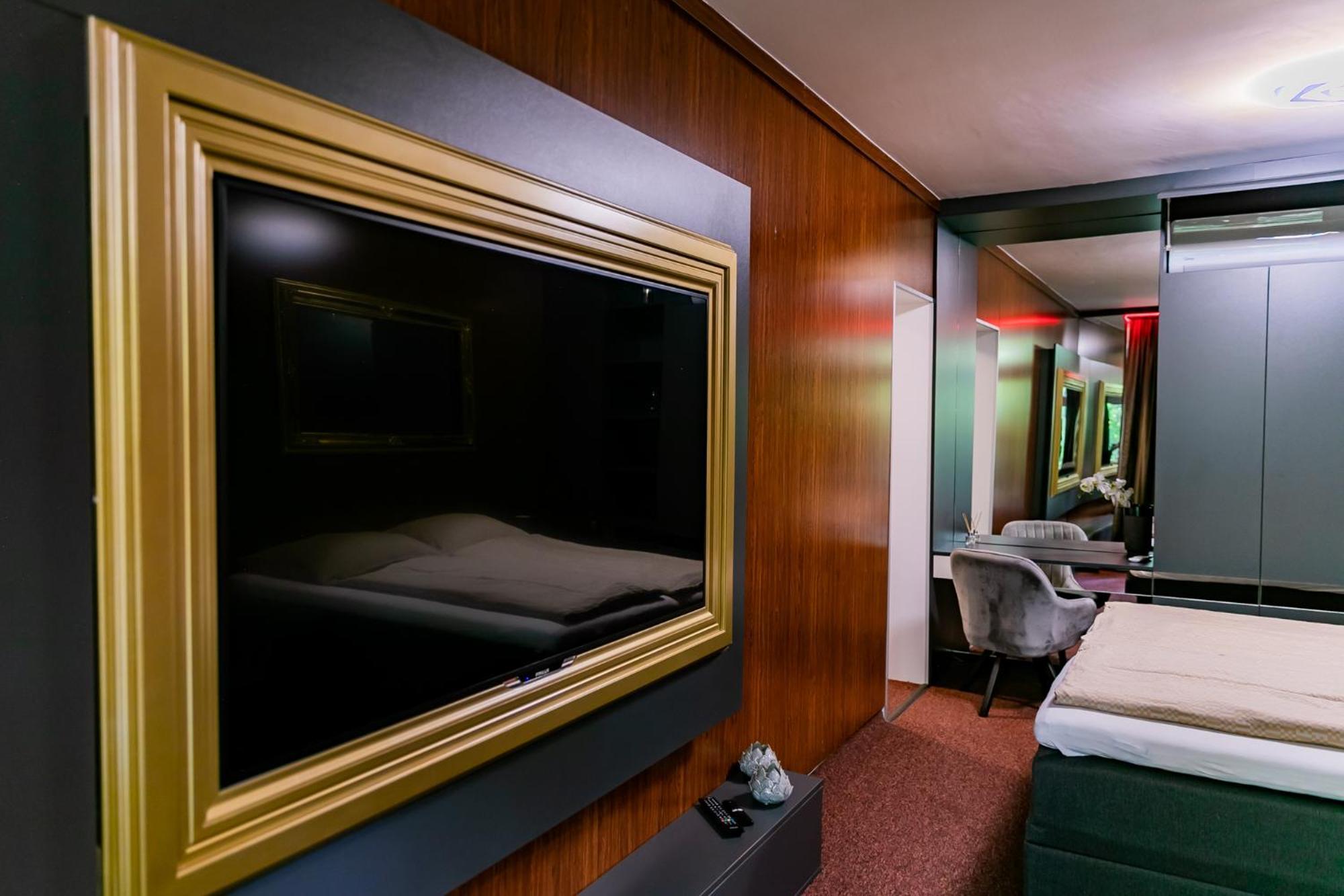 Motel1- A Megfizetheto Luxus! Dunaujvaros Ngoại thất bức ảnh